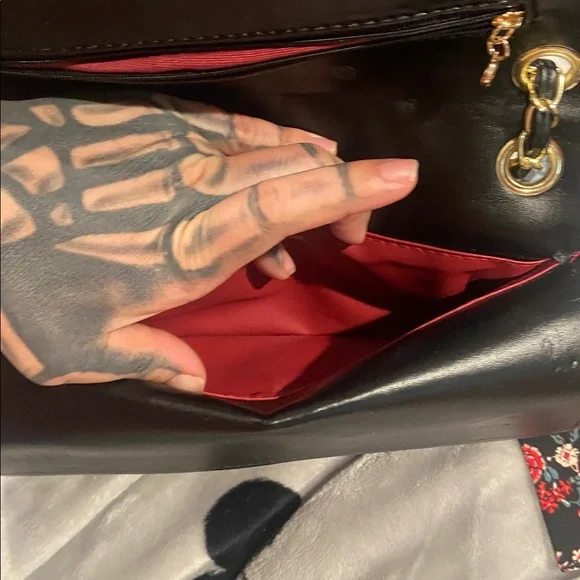 Elegant Black Quilted w/gold /hardware Chain Shoulder Bag - Picture 11 of 16